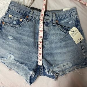 Women’s Levis 501 denim shorts—light wash—size:23